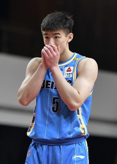 后备球员崭露头角，表现出色获赞
